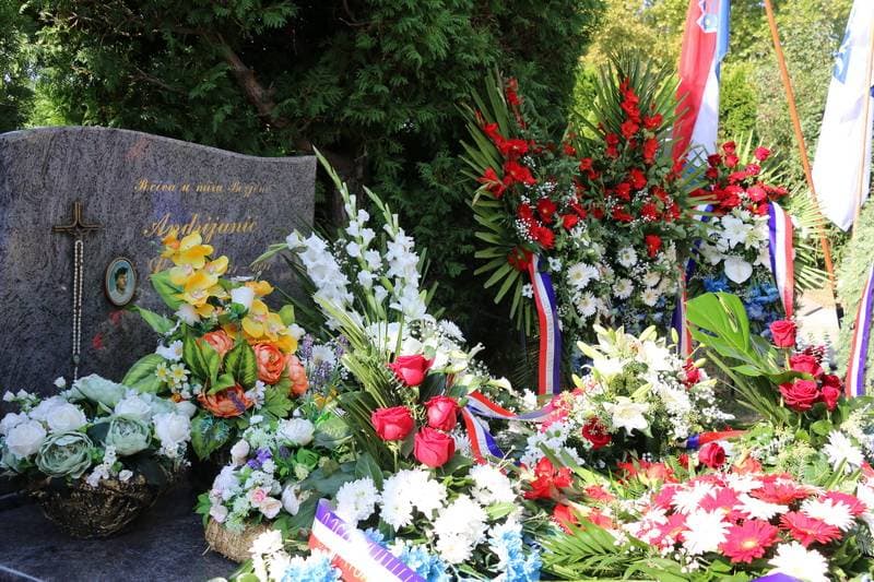 (FOTOGALERIJA) Prigodan program uz mimohod ulicama grada povodom Dana branitelja Požeško-slavonske županije