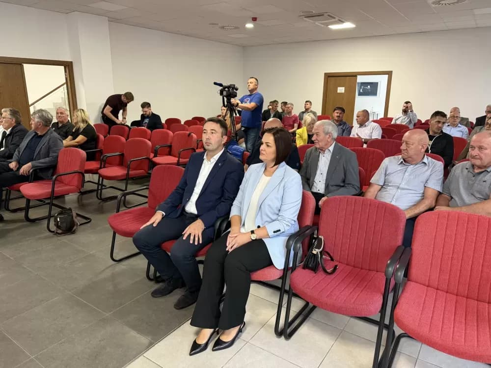 Održana tribina o inflaciji, plaćama i socijalnom dijalogu u Slavonskom Brodu