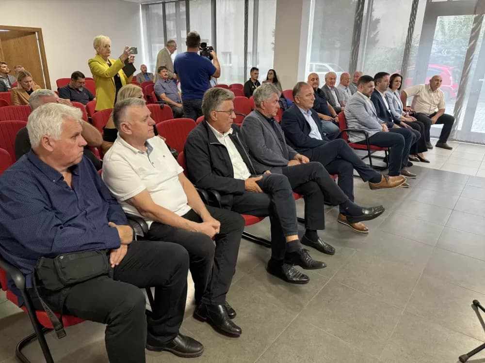 Održana tribina o inflaciji, plaćama i socijalnom dijalogu u Slavonskom Brodu