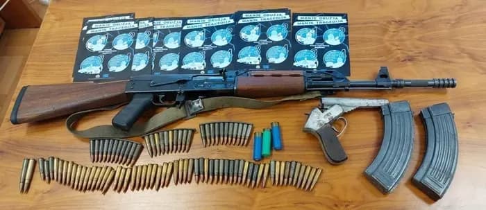 Policija kod 65-godišnjaka pronašla i oduzela veću količinu oružja i streljiva