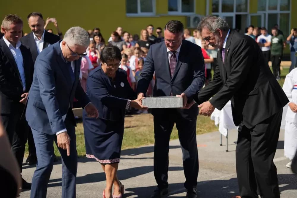 (FOTOGALERIJA) Dan koji će mještani Sikirevaca i okolnih mjesta dugo pamtiti: Položen kamen temeljac za gradnju nove školsko sportske dvorane
