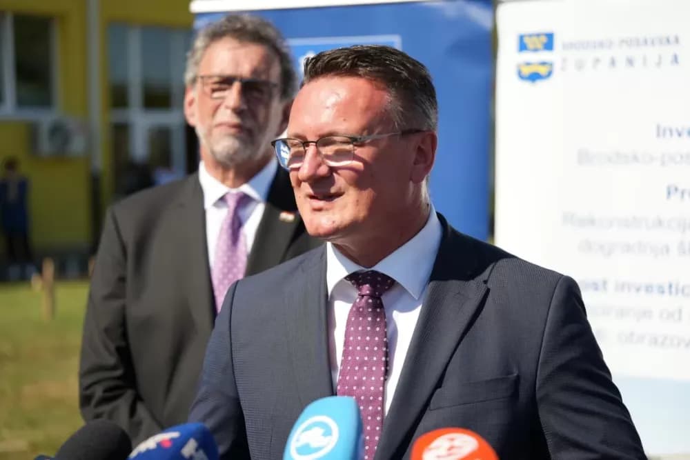 (FOTOGALERIJA) Dan koji će mještani Sikirevaca i okolnih mjesta dugo pamtiti: Položen kamen temeljac za gradnju nove školsko sportske dvorane