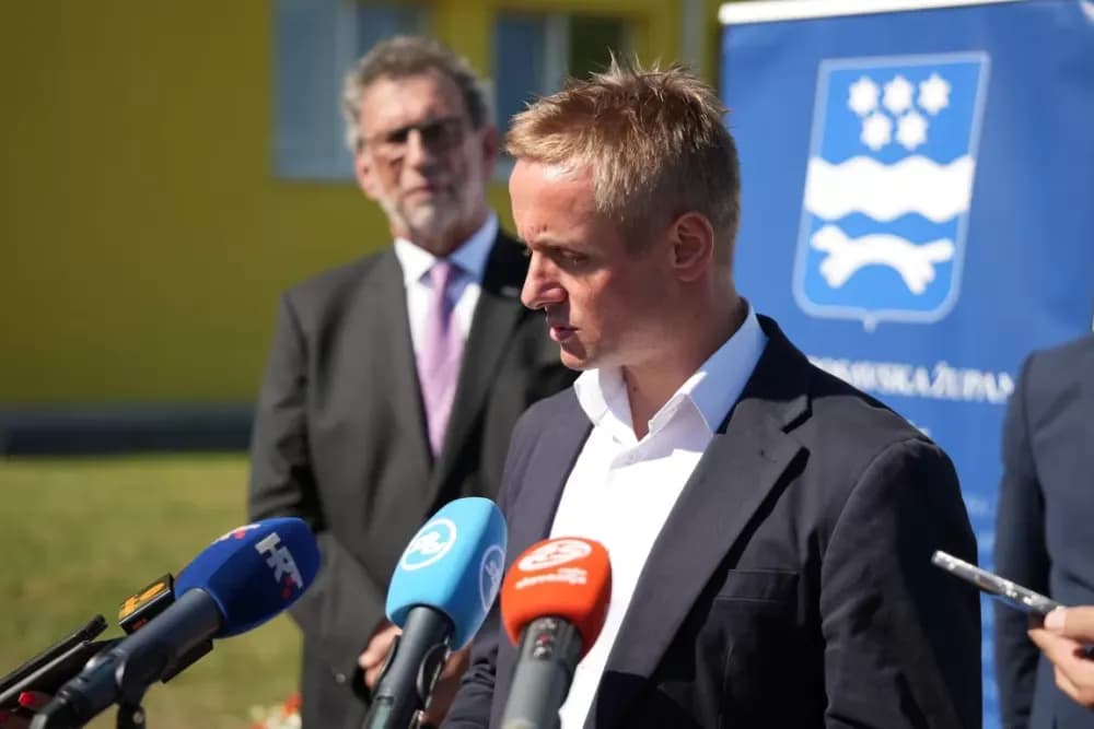 (FOTOGALERIJA) Dan koji će mještani Sikirevaca i okolnih mjesta dugo pamtiti: Položen kamen temeljac za gradnju nove školsko sportske dvorane
