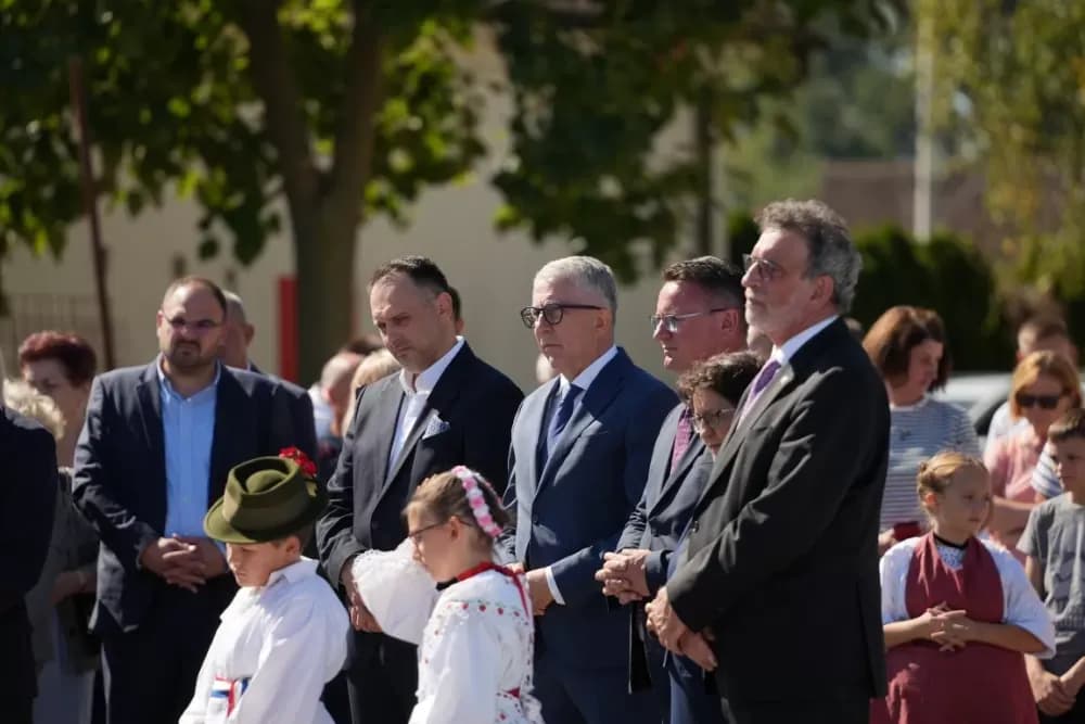 (FOTOGALERIJA) Dan koji će mještani Sikirevaca i okolnih mjesta dugo pamtiti: Položen kamen temeljac za gradnju nove školsko sportske dvorane