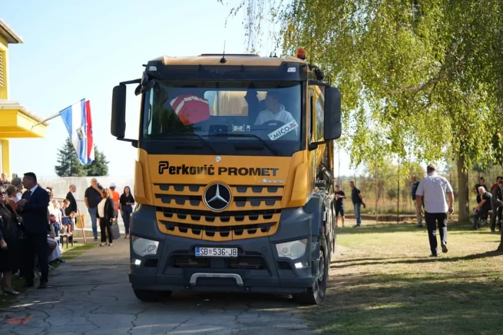 (FOTOGALERIJA) Dan koji će mještani Sikirevaca i okolnih mjesta dugo pamtiti: Položen kamen temeljac za gradnju nove školsko sportske dvorane