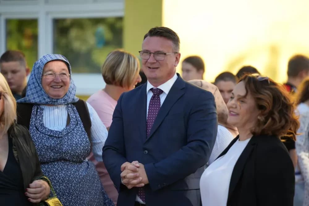(FOTOGALERIJA) Dan koji će mještani Sikirevaca i okolnih mjesta dugo pamtiti: Položen kamen temeljac za gradnju nove školsko sportske dvorane