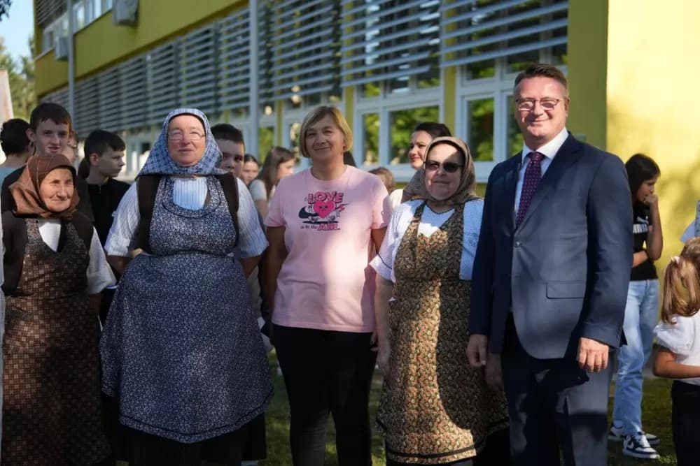 (FOTOGALERIJA) Dan koji će mještani Sikirevaca i okolnih mjesta dugo pamtiti: Položen kamen temeljac za gradnju nove školsko sportske dvorane