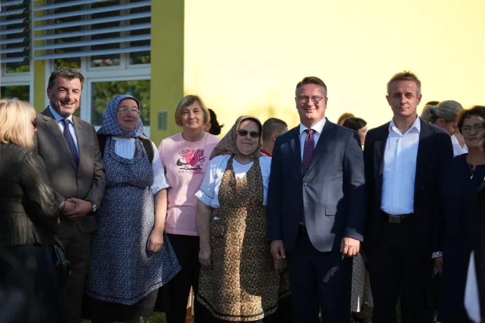 (FOTOGALERIJA) Dan koji će mještani Sikirevaca i okolnih mjesta dugo pamtiti: Položen kamen temeljac za gradnju nove školsko sportske dvorane