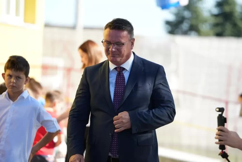 (FOTOGALERIJA) Dan koji će mještani Sikirevaca i okolnih mjesta dugo pamtiti: Položen kamen temeljac za gradnju nove školsko sportske dvorane