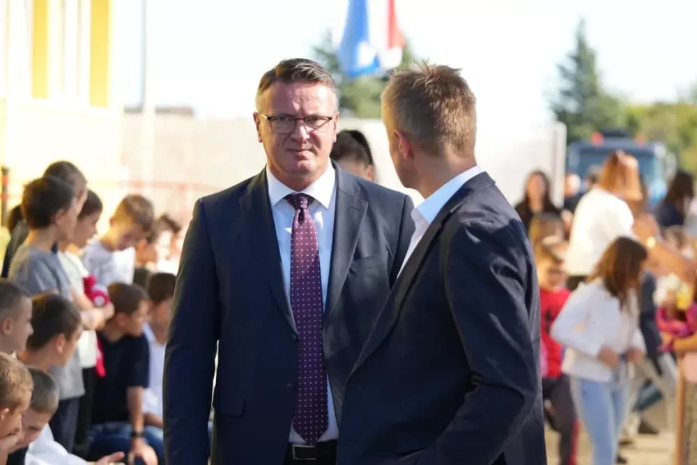 (FOTOGALERIJA) Dan koji će mještani Sikirevaca i okolnih mjesta dugo pamtiti: Položen kamen temeljac za gradnju nove školsko sportske dvorane