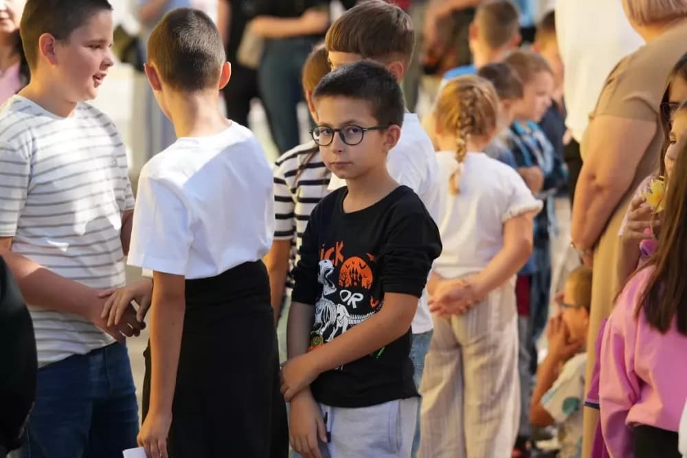 (FOTOGALERIJA) Dan koji će mještani Sikirevaca i okolnih mjesta dugo pamtiti: Položen kamen temeljac za gradnju nove školsko sportske dvorane