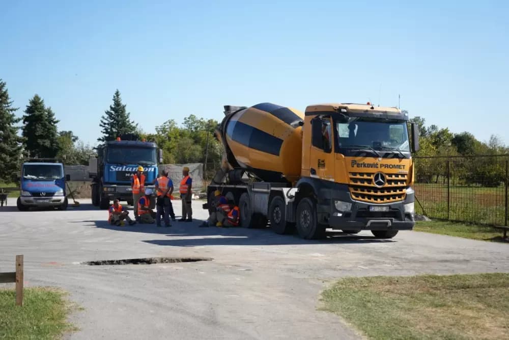 (FOTOGALERIJA) Dan koji će mještani Sikirevaca i okolnih mjesta dugo pamtiti: Položen kamen temeljac za gradnju nove školsko sportske dvorane
