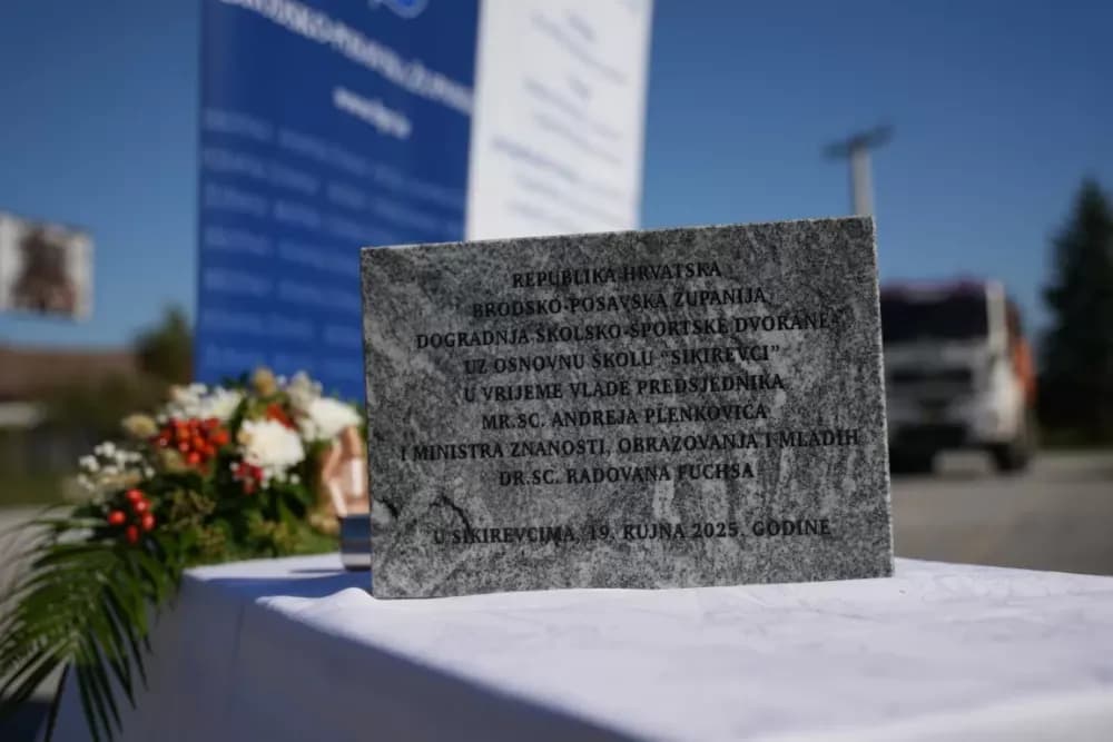 (FOTOGALERIJA) Dan koji će mještani Sikirevaca i okolnih mjesta dugo pamtiti: Položen kamen temeljac za gradnju nove školsko sportske dvorane