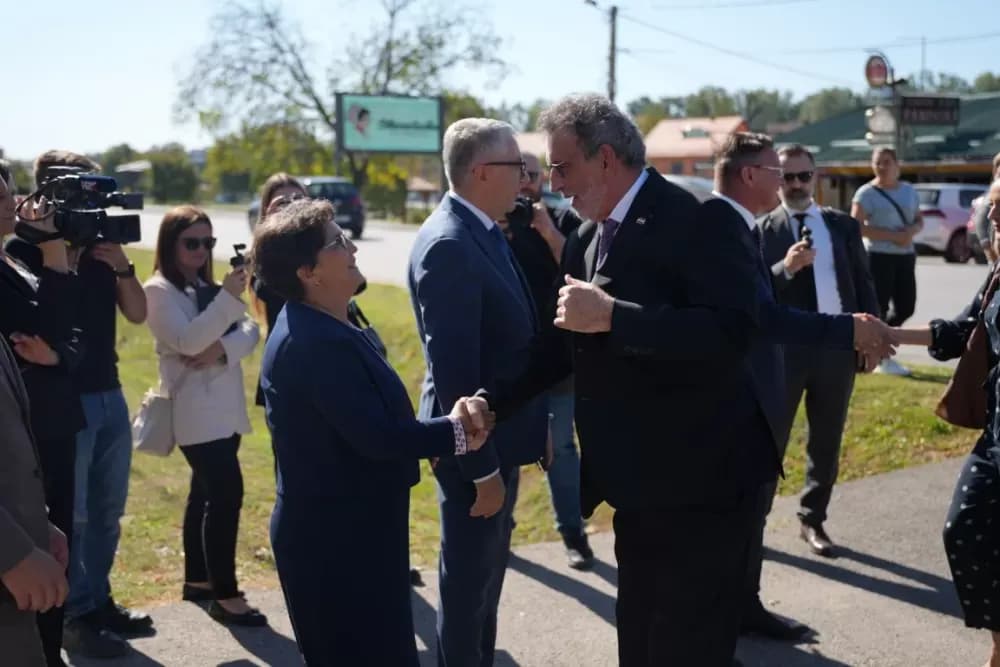 (FOTOGALERIJA) Dan koji će mještani Sikirevaca i okolnih mjesta dugo pamtiti: Položen kamen temeljac za gradnju nove školsko sportske dvorane