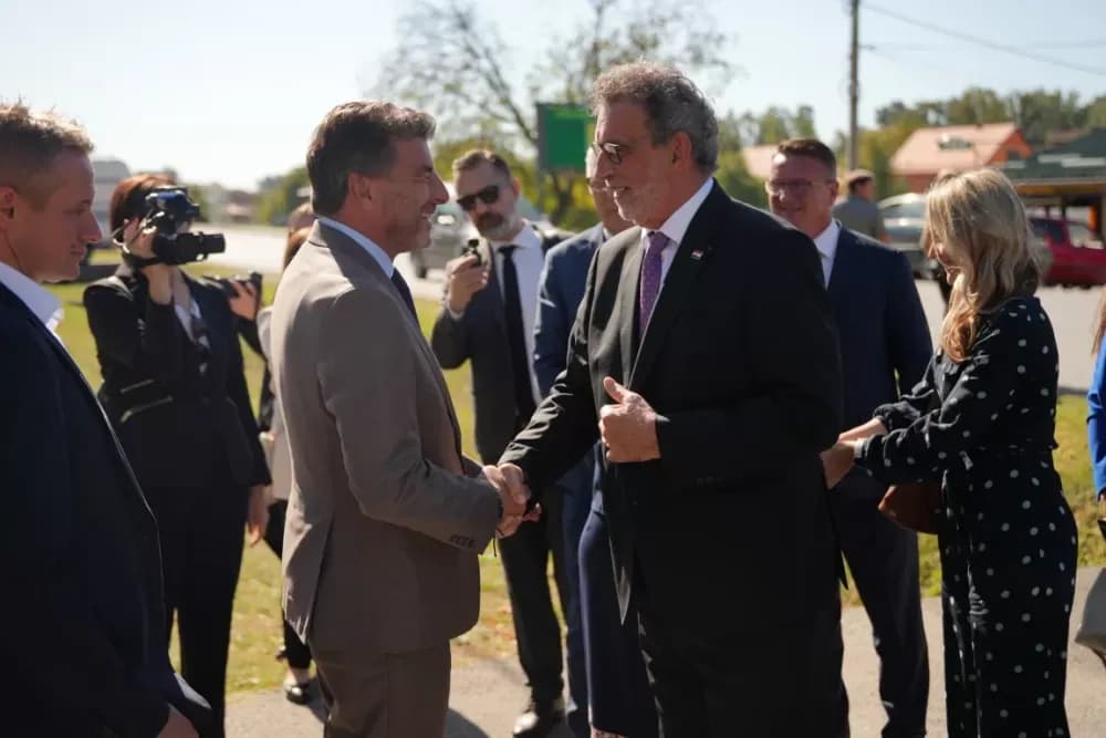 (FOTOGALERIJA) Dan koji će mještani Sikirevaca i okolnih mjesta dugo pamtiti: Položen kamen temeljac za gradnju nove školsko sportske dvorane