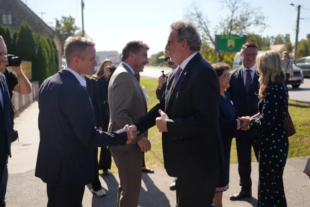 (FOTOGALERIJA) Dan koji će mještani Sikirevaca i okolnih mjesta dugo pamtiti: Položen kamen temeljac za gradnju nove školsko sportske dvorane