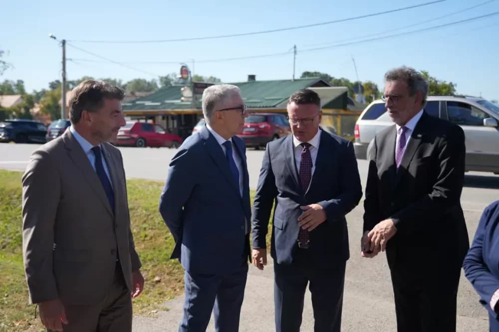 (FOTOGALERIJA) Dan koji će mještani Sikirevaca i okolnih mjesta dugo pamtiti: Položen kamen temeljac za gradnju nove školsko sportske dvorane