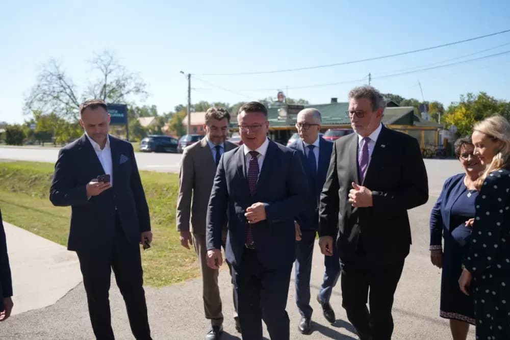 (FOTOGALERIJA) Dan koji će mještani Sikirevaca i okolnih mjesta dugo pamtiti: Položen kamen temeljac za gradnju nove školsko sportske dvorane