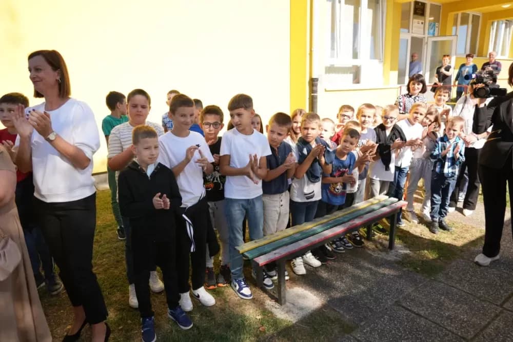 (FOTOGALERIJA) Dan koji će mještani Sikirevaca i okolnih mjesta dugo pamtiti: Položen kamen temeljac za gradnju nove školsko sportske dvorane