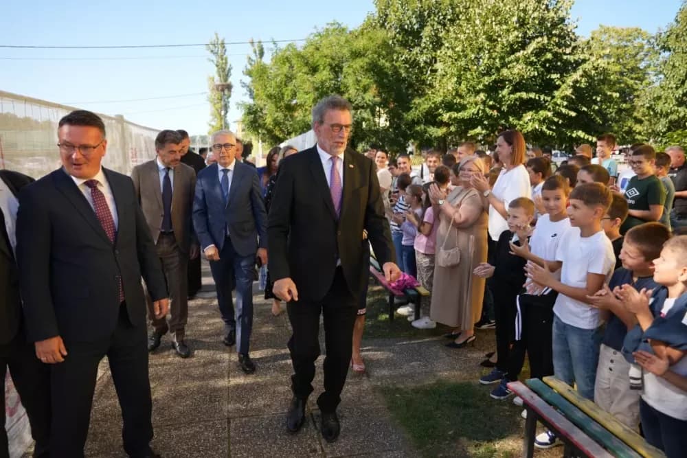 (FOTOGALERIJA) Dan koji će mještani Sikirevaca i okolnih mjesta dugo pamtiti: Položen kamen temeljac za gradnju nove školsko sportske dvorane