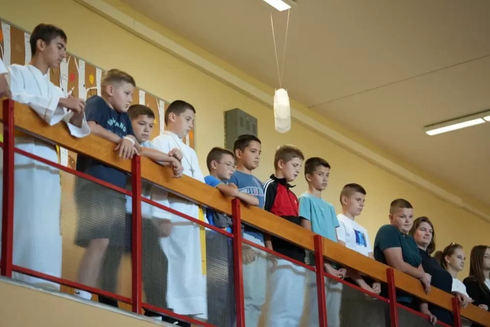 (FOTOGALERIJA) Dan koji će mještani Sikirevaca i okolnih mjesta dugo pamtiti: Položen kamen temeljac za gradnju nove školsko sportske dvorane