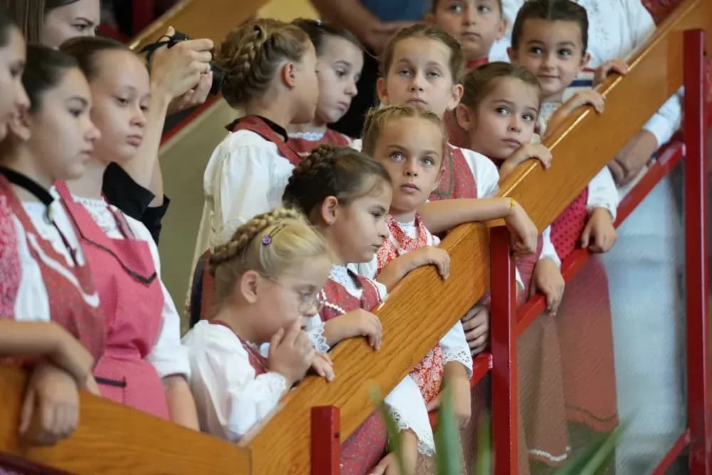 (FOTOGALERIJA) Dan koji će mještani Sikirevaca i okolnih mjesta dugo pamtiti: Položen kamen temeljac za gradnju nove školsko sportske dvorane