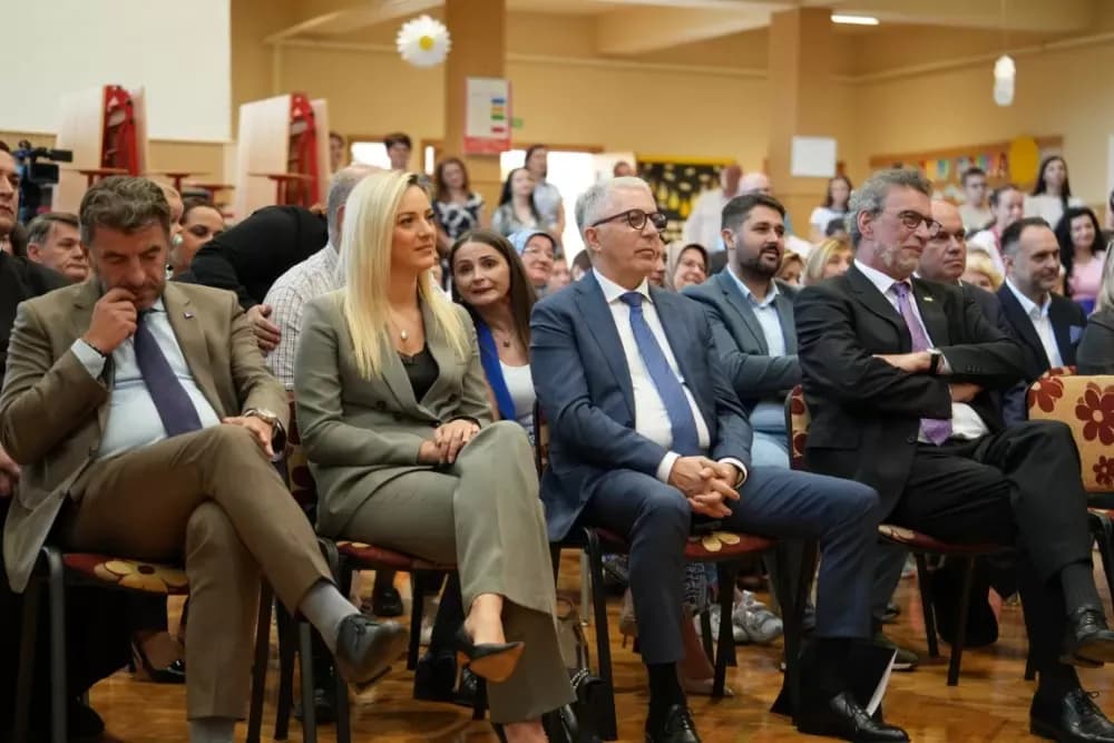 (FOTOGALERIJA) Dan koji će mještani Sikirevaca i okolnih mjesta dugo pamtiti: Položen kamen temeljac za gradnju nove školsko sportske dvorane