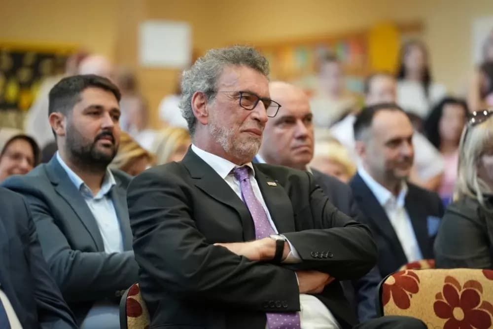 (FOTOGALERIJA) Dan koji će mještani Sikirevaca i okolnih mjesta dugo pamtiti: Položen kamen temeljac za gradnju nove školsko sportske dvorane