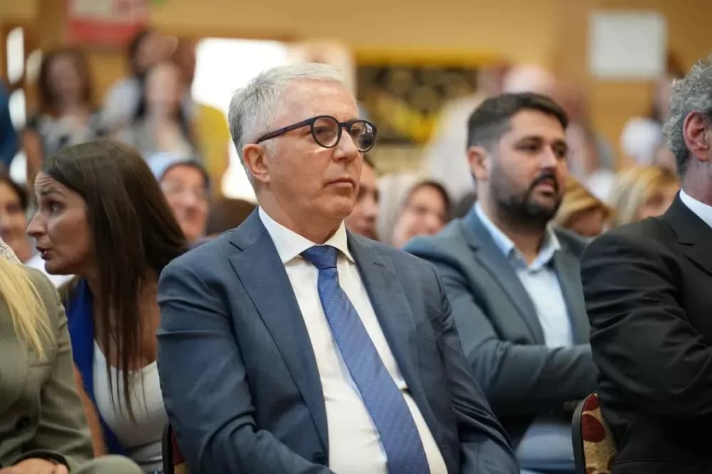 (FOTOGALERIJA) Dan koji će mještani Sikirevaca i okolnih mjesta dugo pamtiti: Položen kamen temeljac za gradnju nove školsko sportske dvorane