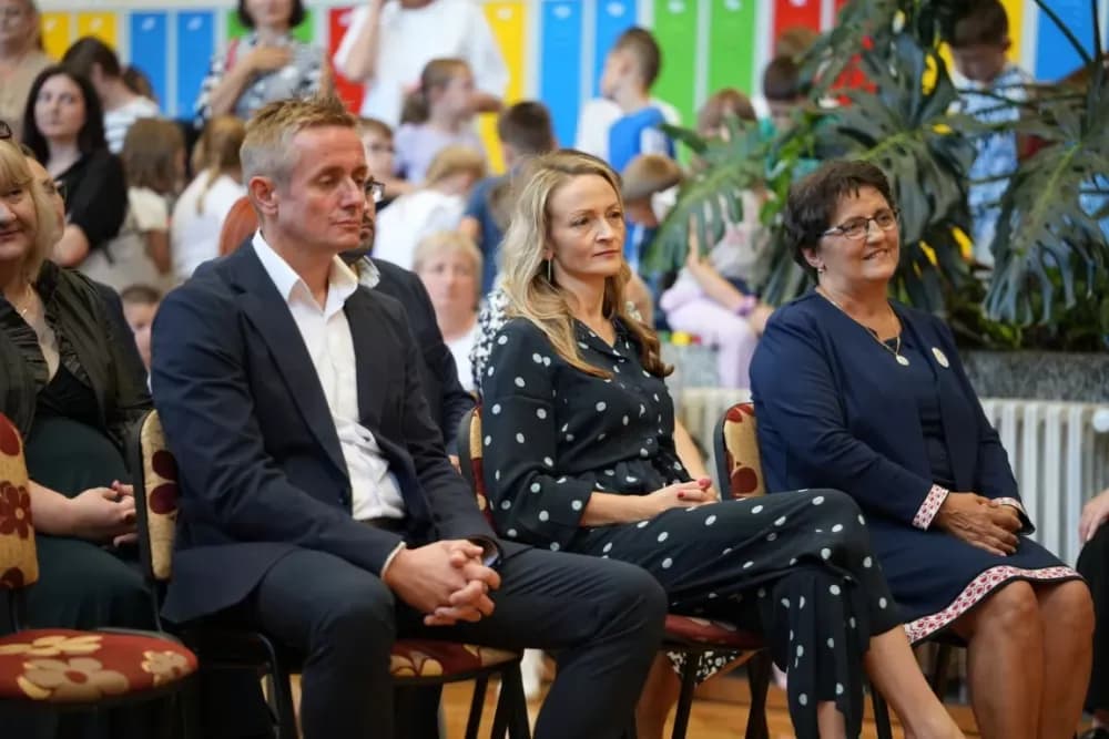 (FOTOGALERIJA) Dan koji će mještani Sikirevaca i okolnih mjesta dugo pamtiti: Položen kamen temeljac za gradnju nove školsko sportske dvorane