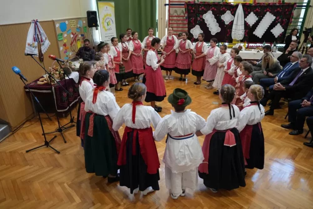 (FOTOGALERIJA) Dan koji će mještani Sikirevaca i okolnih mjesta dugo pamtiti: Položen kamen temeljac za gradnju nove školsko sportske dvorane