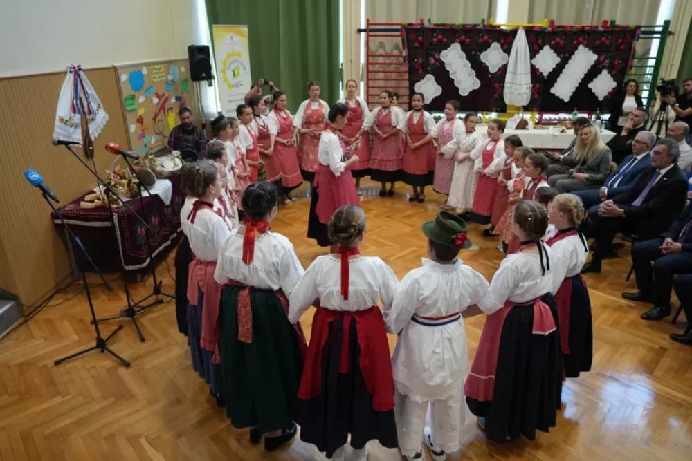 (FOTOGALERIJA) Dan koji će mještani Sikirevaca i okolnih mjesta dugo pamtiti: Položen kamen temeljac za gradnju nove školsko sportske dvorane