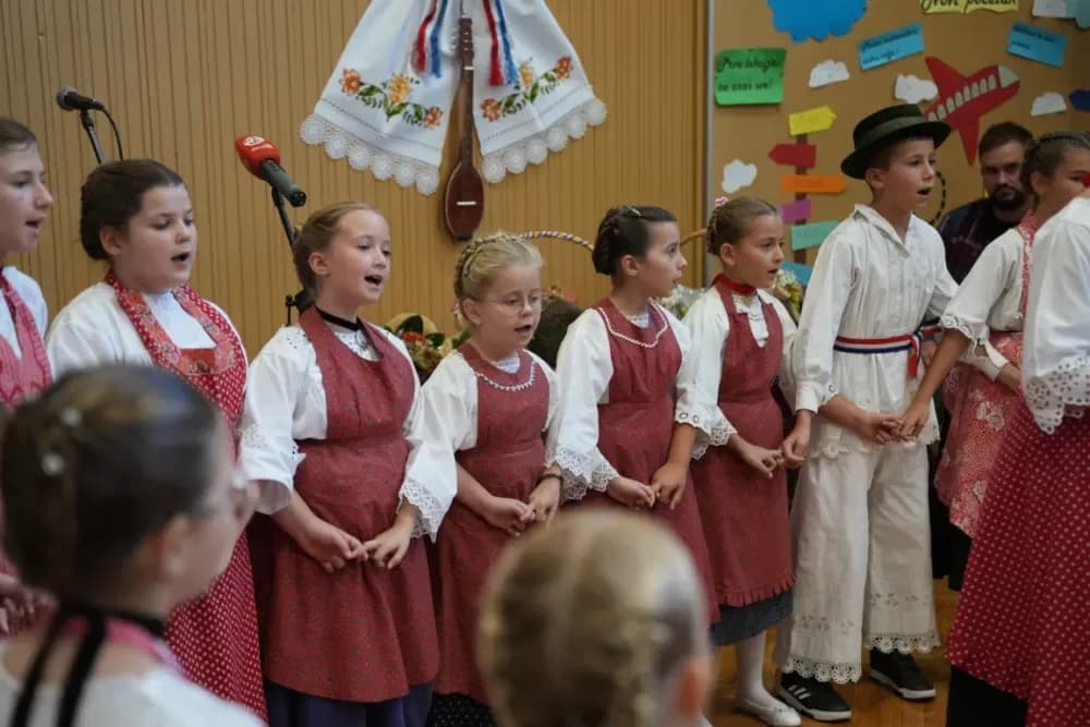 (FOTOGALERIJA) Dan koji će mještani Sikirevaca i okolnih mjesta dugo pamtiti: Položen kamen temeljac za gradnju nove školsko sportske dvorane