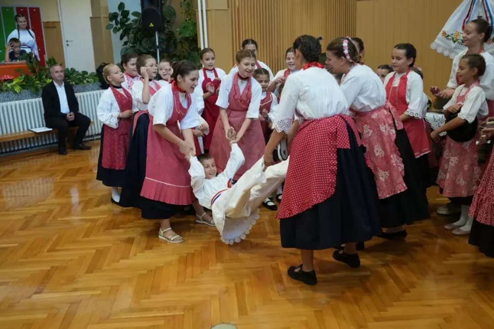 (FOTOGALERIJA) Dan koji će mještani Sikirevaca i okolnih mjesta dugo pamtiti: Položen kamen temeljac za gradnju nove školsko sportske dvorane