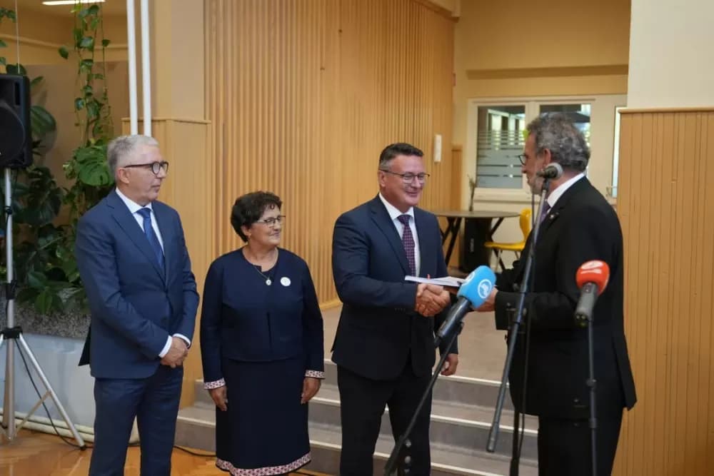 (FOTOGALERIJA) Dan koji će mještani Sikirevaca i okolnih mjesta dugo pamtiti: Položen kamen temeljac za gradnju nove školsko sportske dvorane