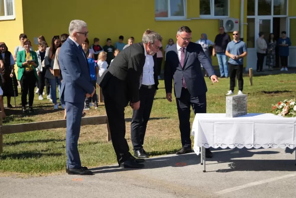(FOTOGALERIJA) Dan koji će mještani Sikirevaca i okolnih mjesta dugo pamtiti: Položen kamen temeljac za gradnju nove školsko sportske dvorane