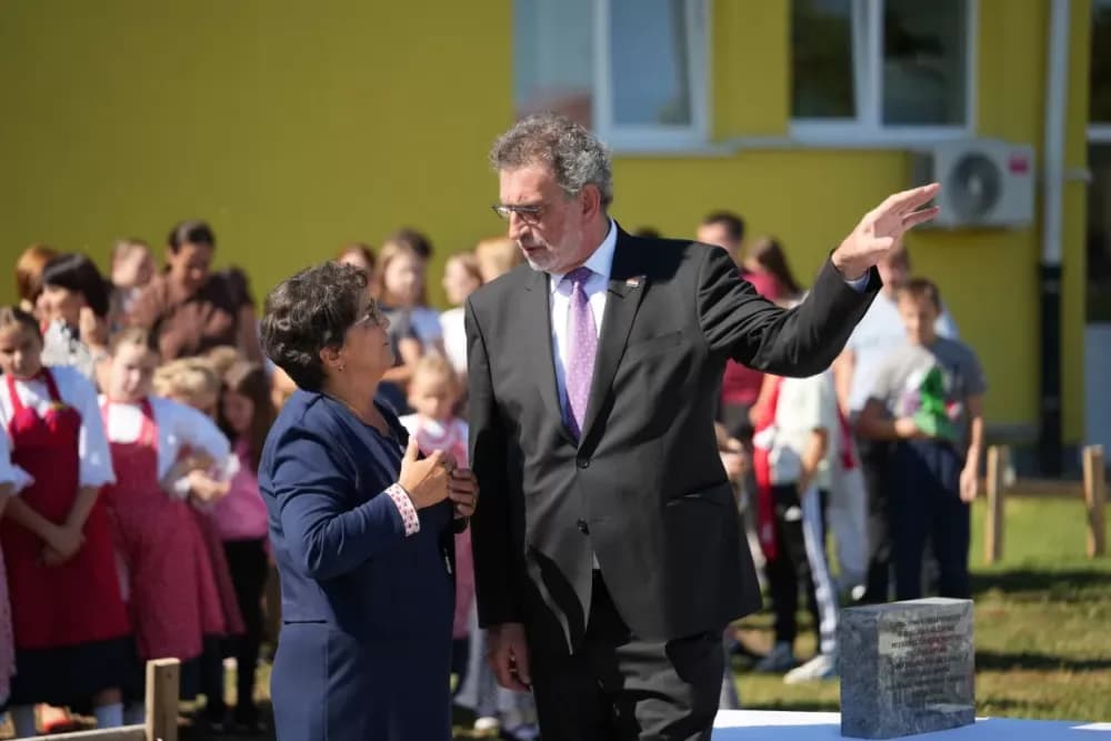 (FOTOGALERIJA) Dan koji će mještani Sikirevaca i okolnih mjesta dugo pamtiti: Položen kamen temeljac za gradnju nove školsko sportske dvorane