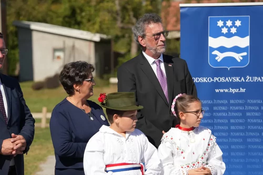 (FOTOGALERIJA) Dan koji će mještani Sikirevaca i okolnih mjesta dugo pamtiti: Položen kamen temeljac za gradnju nove školsko sportske dvorane