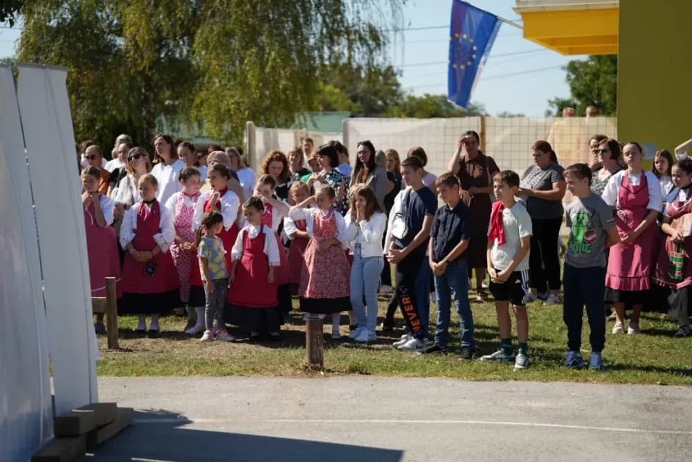 (FOTOGALERIJA) Dan koji će mještani Sikirevaca i okolnih mjesta dugo pamtiti: Položen kamen temeljac za gradnju nove školsko sportske dvorane