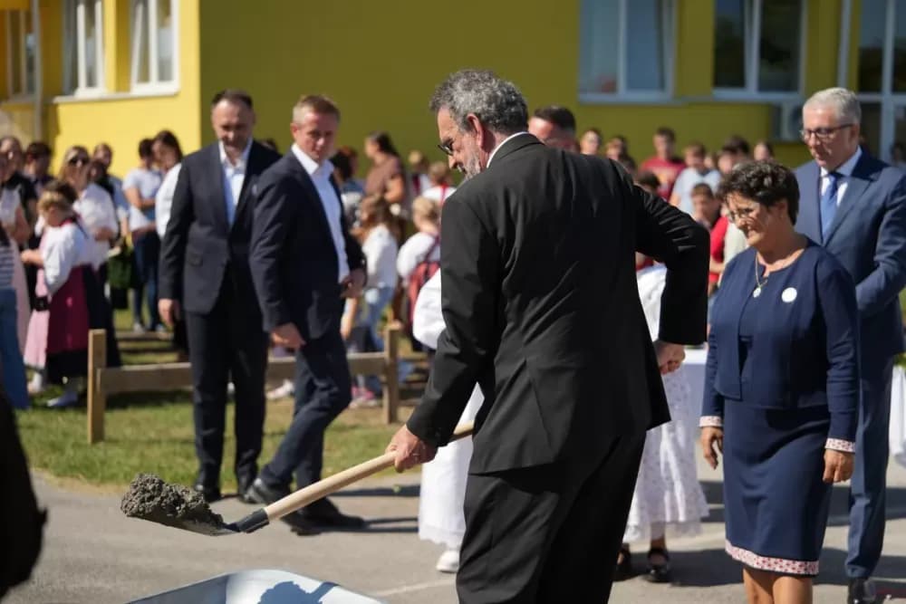 (FOTOGALERIJA) Dan koji će mještani Sikirevaca i okolnih mjesta dugo pamtiti: Položen kamen temeljac za gradnju nove školsko sportske dvorane
