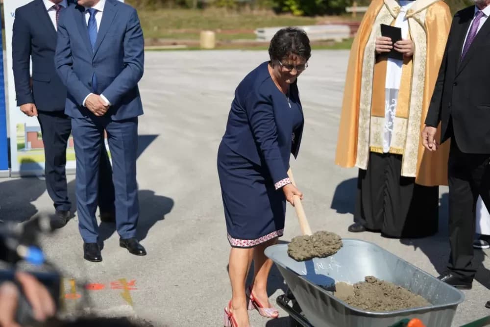 (FOTOGALERIJA) Dan koji će mještani Sikirevaca i okolnih mjesta dugo pamtiti: Položen kamen temeljac za gradnju nove školsko sportske dvorane