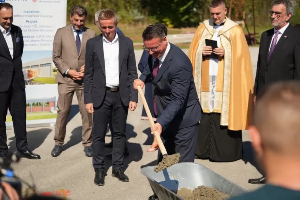 (FOTOGALERIJA) Dan koji će mještani Sikirevaca i okolnih mjesta dugo pamtiti: Položen kamen temeljac za gradnju nove školsko sportske dvorane