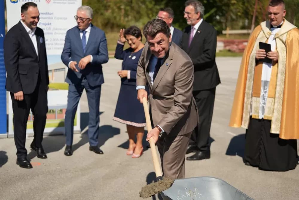 (FOTOGALERIJA) Dan koji će mještani Sikirevaca i okolnih mjesta dugo pamtiti: Položen kamen temeljac za gradnju nove školsko sportske dvorane