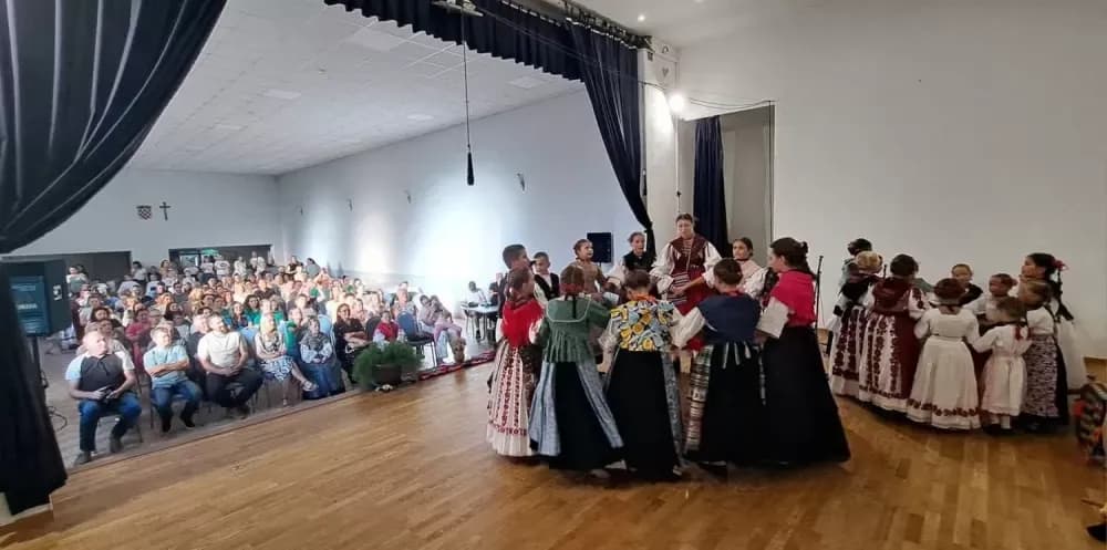 Od malih nogu uče biti čuvari tradicije: Održana 3.dječja smotra u Sibinju