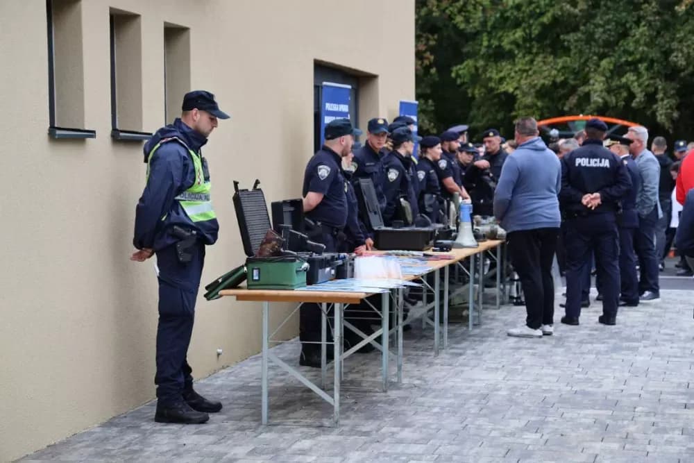 (FOTOGALERIJA) Dostojanstveno obilježen Dan policije u Brodsko-posavskoj županiji: Pijetet, zahvalnost i predanost službi