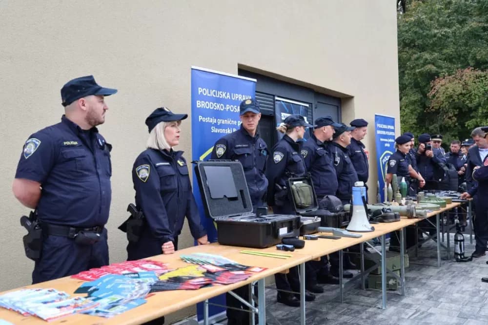(FOTOGALERIJA) Dostojanstveno obilježen Dan policije u Brodsko-posavskoj županiji: Pijetet, zahvalnost i predanost službi