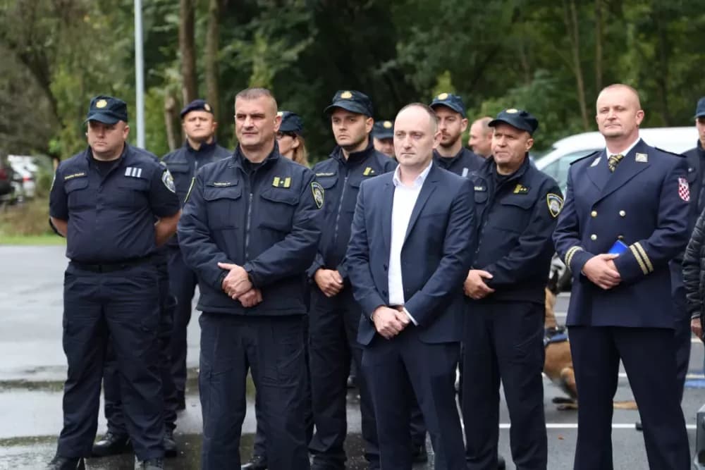 (FOTOGALERIJA) Dostojanstveno obilježen Dan policije u Brodsko-posavskoj županiji: Pijetet, zahvalnost i predanost službi