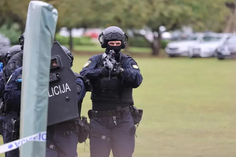 (FOTOGALERIJA) Dostojanstveno obilježen Dan policije u Brodsko-posavskoj županiji: Pijetet, zahvalnost i predanost službi