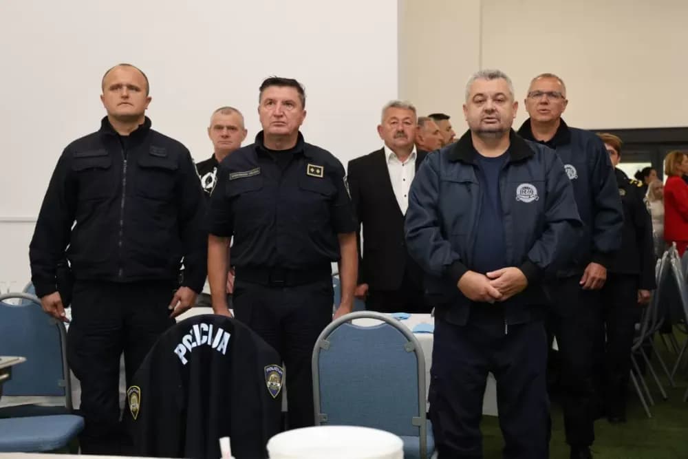 (FOTOGALERIJA) Dostojanstveno obilježen Dan policije u Brodsko-posavskoj županiji: Pijetet, zahvalnost i predanost službi