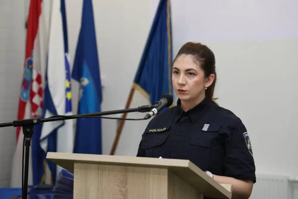 (FOTOGALERIJA) Dostojanstveno obilježen Dan policije u Brodsko-posavskoj županiji: Pijetet, zahvalnost i predanost službi